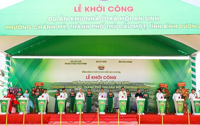 Các đại biểu thực hiện nghi thức khởi công dự án Khu nhà ở xã hội An Sinh.