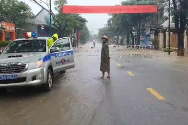 Nước lũ bủa vây trường học