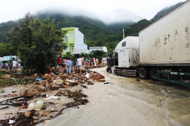 Nha Trang ngập lụt khắp nơi, nhiều nơi tan hoang sau lũ quét