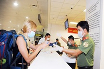 Việt Nam lên tiếng việc người nước ngoài gặp khó, chưa thể về nước