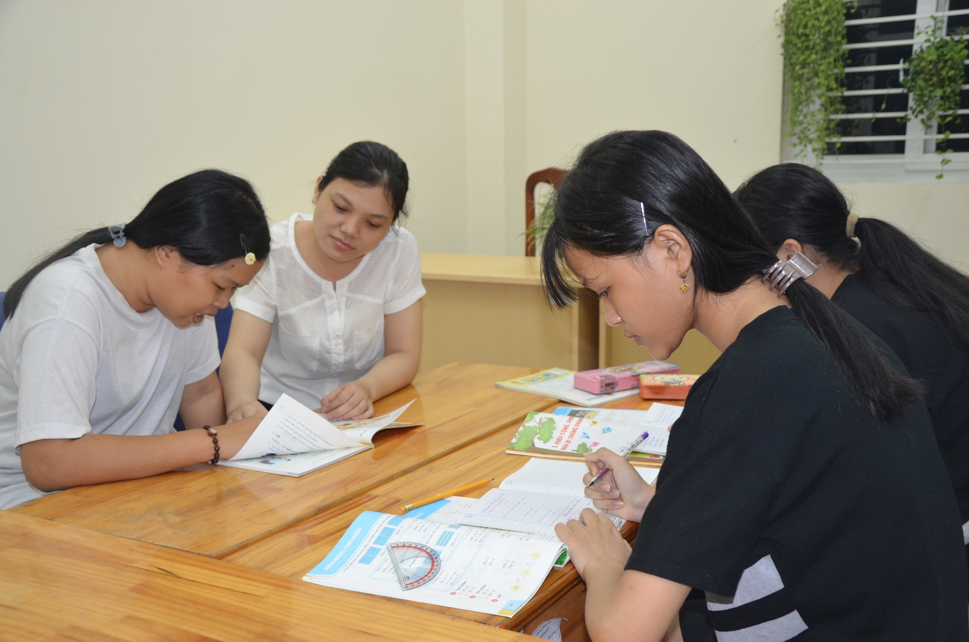 Giáo dục sau ngày thống nhất: Từ lớp học đêm đến huân chương lòng dân - 5 Giáo dục sau ngày thống nhất: Từ lớp học đêm đến huân chương lòng dân - 5