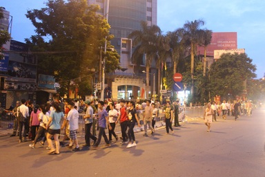 Dòng người đang đổ về những "tuyến phố diễu binh"