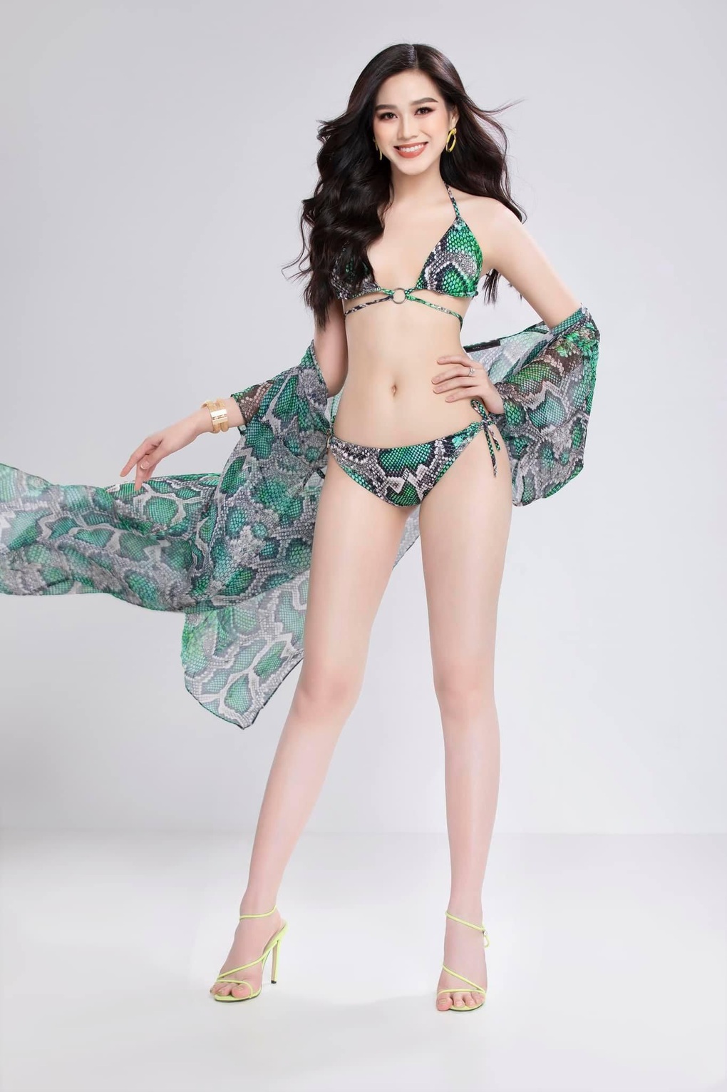 Trào lưu diện bikini dây chéo khoe đường cong nóng bỏng của sao Việt - 8 Trào lưu diện bikini dây chéo khoe đường cong nóng bỏng của sao Việt - 8