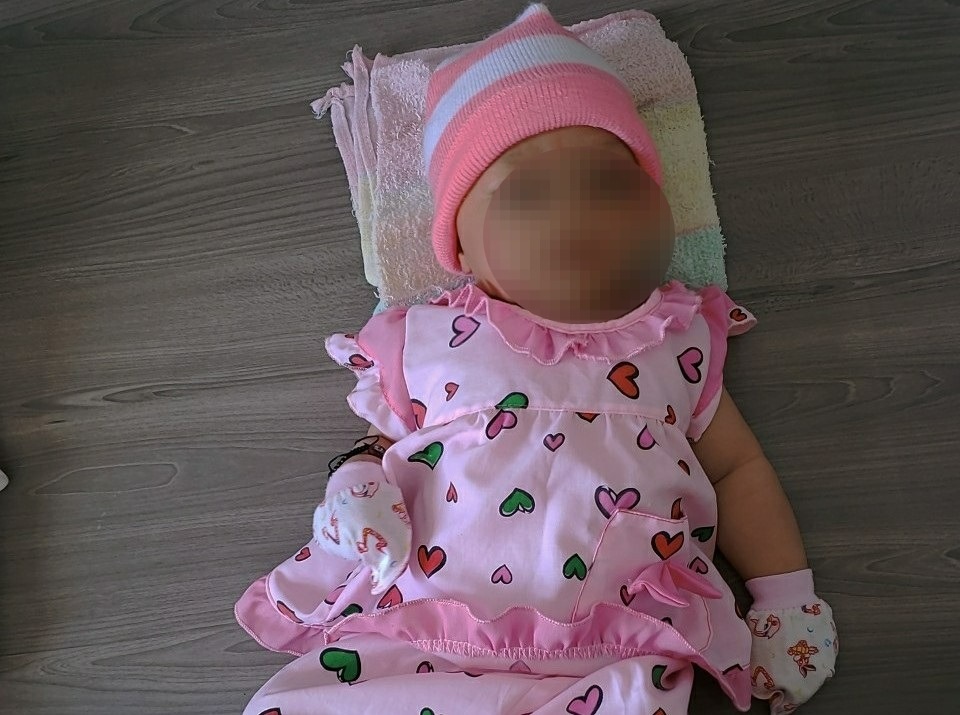 Bé gái khoảng 3 tháng tuổi bị bỏ rơi trước cổng nhà dân - 1 Bé gái khoảng 3 tháng tuổi bị bỏ rơi trước cổng nhà dân - 1