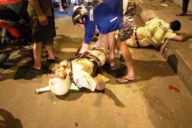 Cảnh sát giao thông bị “quái xế” đạp ngã xe, chấn thương