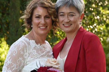 Ngoại trưởng Australia kết hôn với bạn đời đồng giới