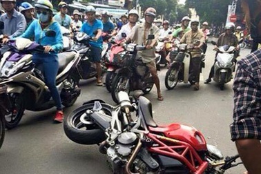 Đấu đầu với Yamaha Exciter, "quái vật" Ducati 795 gãy cổ