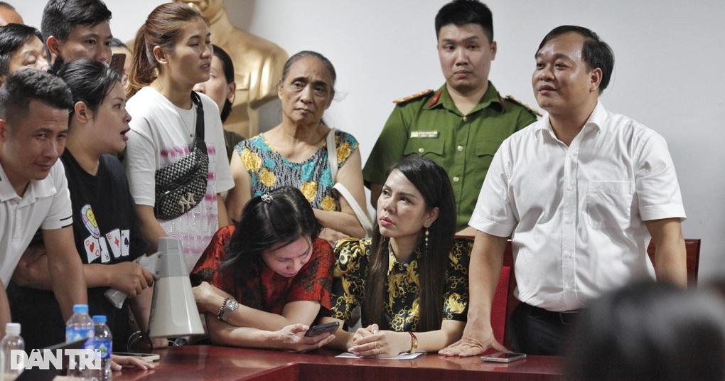 Vụ phụ huynh vây trường: Gần nửa đêm chốt xong thời hạn giải quyết - 2 Vụ phụ huynh vây trường: Gần nửa đêm chốt xong thời hạn giải quyết - 2