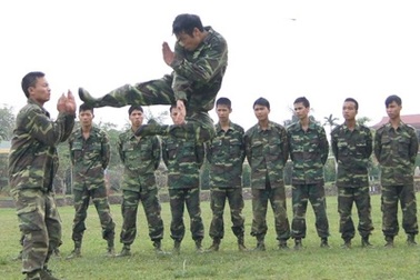 Lính trẻ miệt mài học đánh trận