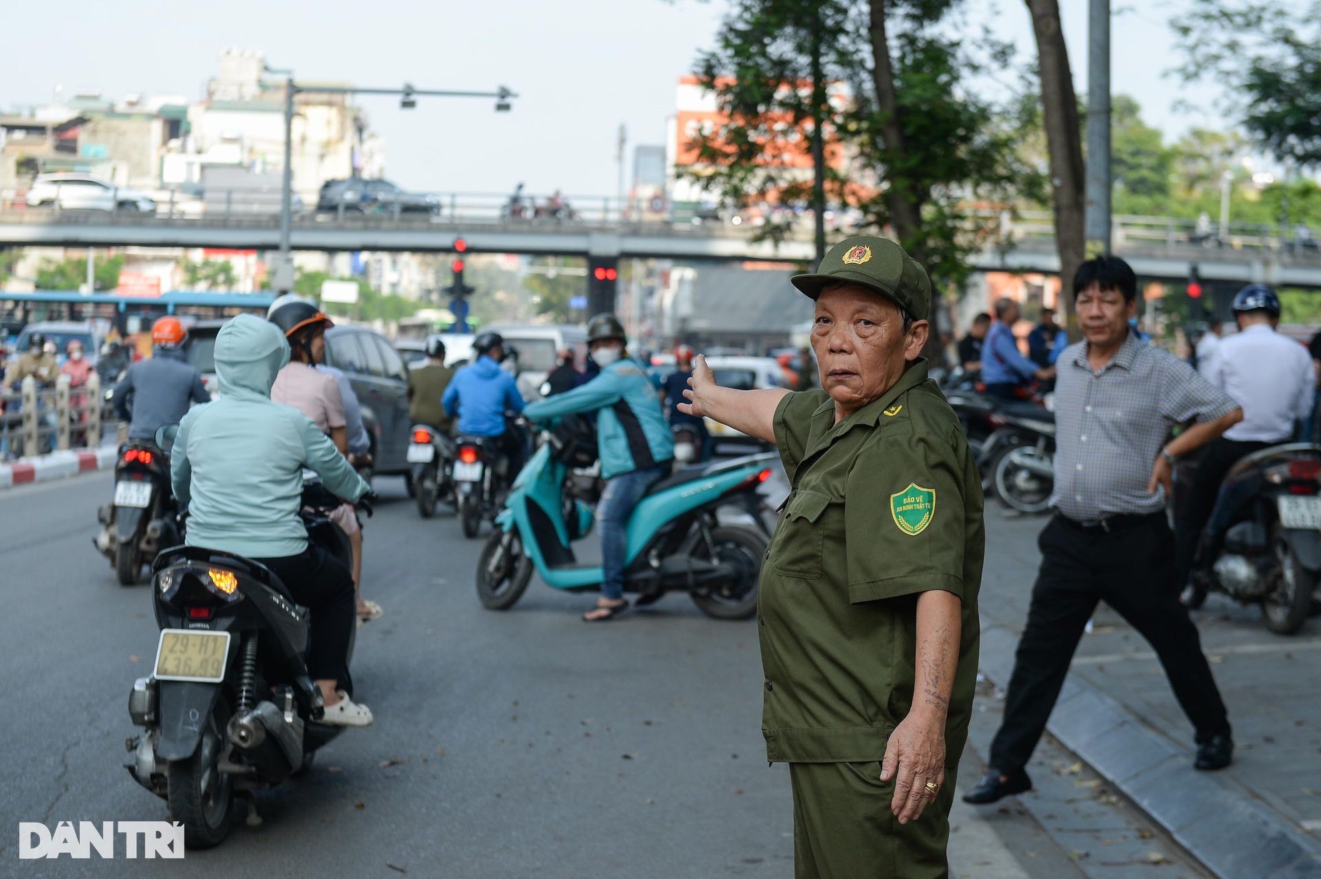 Hiện trường vụ cháy tòa nhà 18 tầng trên phố Thái Hà ở Hà Nội - 9 Hiện trường vụ cháy tòa nhà 18 tầng trên phố Thái Hà ở Hà Nội - 9