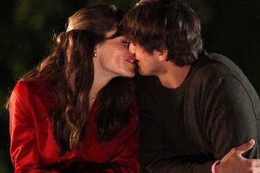 Jennifer Garner tình tứ bên “đàn em” Ashton Kutcher
