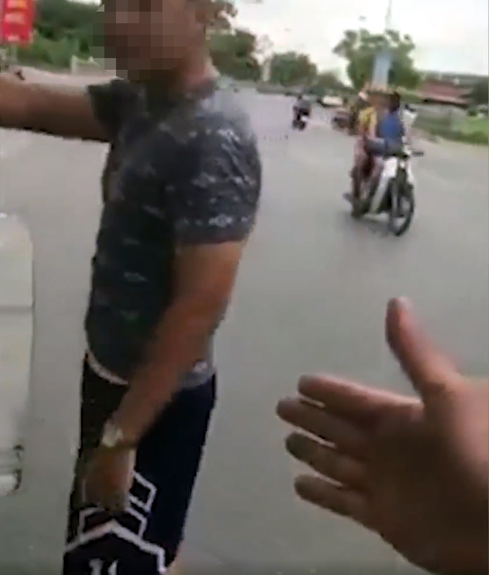 Hà Nội: Công an phường mặc quần soóc đi bắt hàng rong, giằng co với dân - 2 Hà Nội: Công an phường mặc quần soóc đi bắt hàng rong, giằng co với dân - 2
