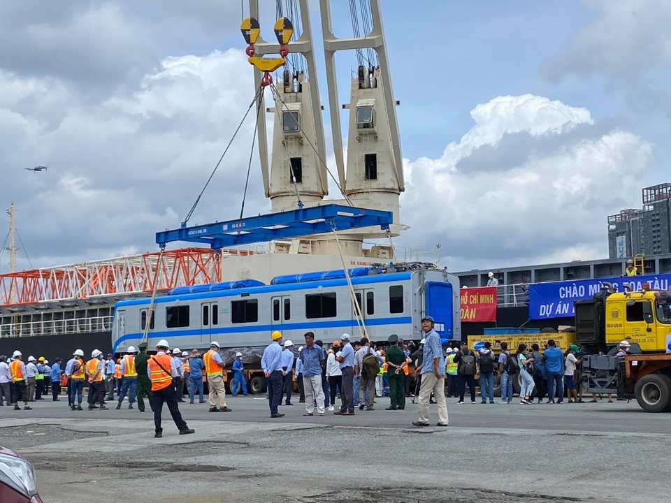 Cận cảnh đoàn tàu metro số 1 vừa cập cảng ở Sài Gòn - 3 Cận cảnh đoàn tàu metro số 1 vừa cập cảng ở Sài Gòn - 3