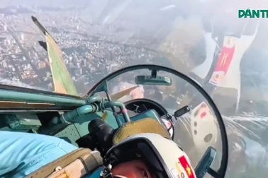 Trải nghiệm vào buồng lái SU-30MK2 vút bay trên bầu trời Thủ đô