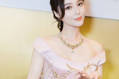 Phạm Băng Băng khoe làn da trắng sứ không tì vết