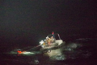 Tàu chở 43 thủy thủ và 6.000 gia súc chìm ngoài khơi Nhật Bản