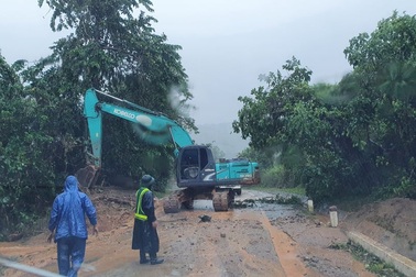 Nhiều tuyến giao thông trọng điểm tiếp tục bị sạt lở, chia cắt