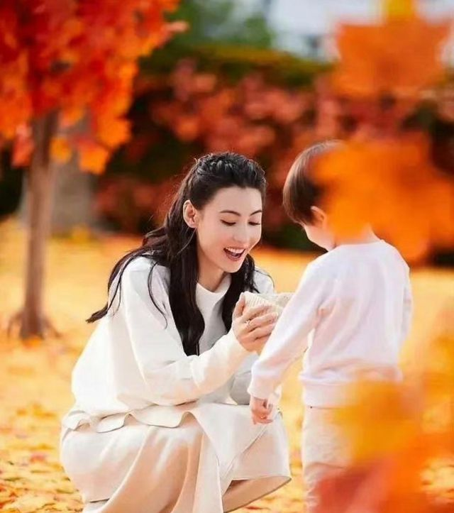 Cecilia Cheung suddenly looks young at 45, suspected of cosmetic surgery - 12 Trương Bá Chi bỗng trẻ lạ ở tuổi 45, bị nghi can thiệp thẩm mỹ - 12