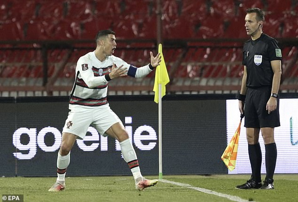 C.Ronaldo tức giận với trọng tài vì bị cướp bàn thắng - 4 C.Ronaldo tức giận với trọng tài vì bị cướp bàn thắng - 4