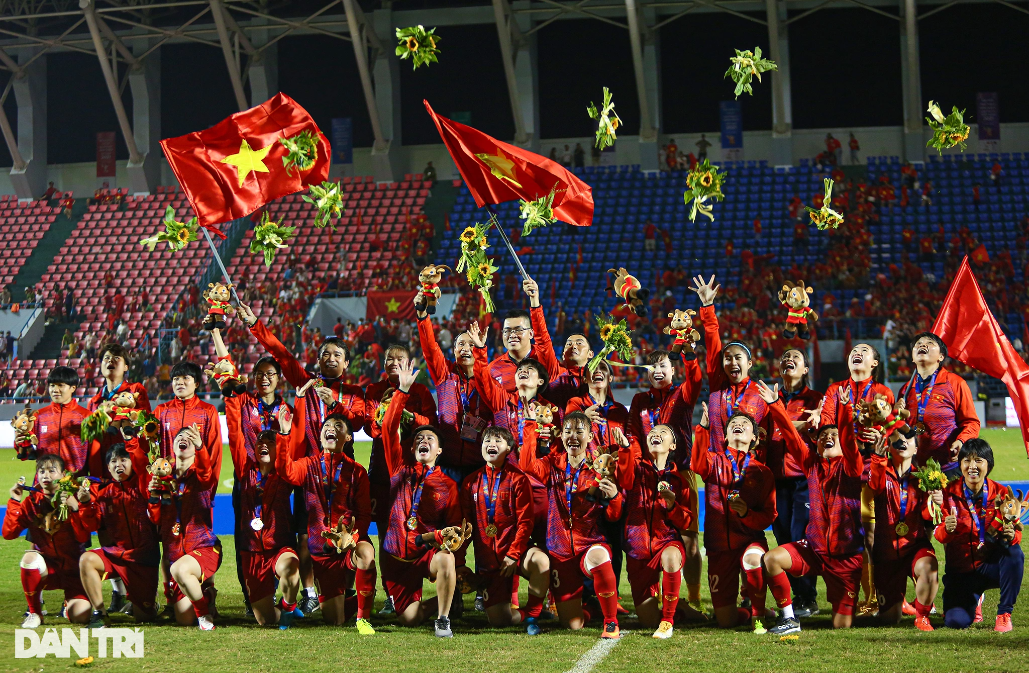 Khoảnh khắc ăn mừng bùng nổ của tuyển nữ Việt Nam sau khi vô địch SEA Games - 23 Khoảnh khắc ăn mừng bùng nổ của tuyển nữ Việt Nam sau khi vô địch SEA Games - 23