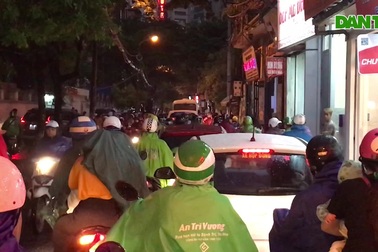 Phố Hà Nội ùn tắc kéo dài sau cơn mưa lớn