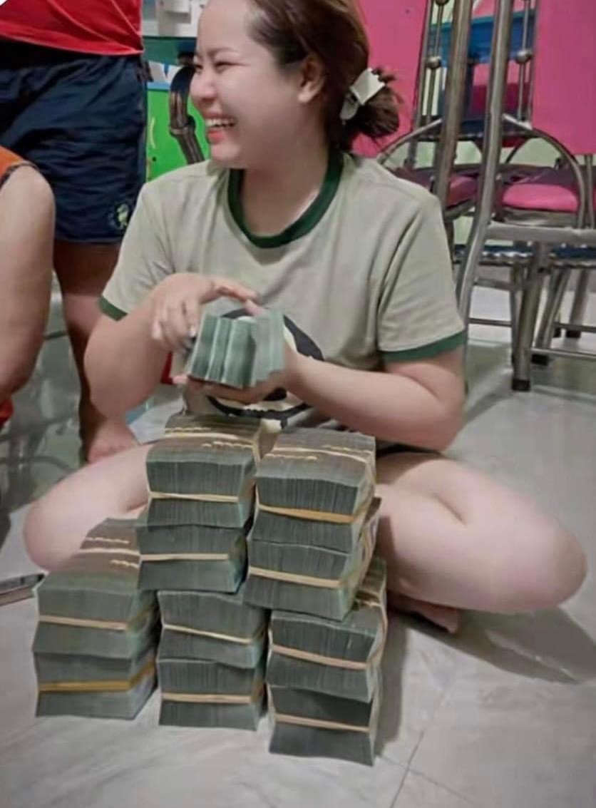 Vendedor de chá com leite ganha prêmio de 6 bilhões de VND: Mãe, meu sofrimento acabou! - 3 Cô gái bán trà sữa trúng độc đắc 6 tỷ đồng: Mình hết khổ thật rồi mẹ ơi! - 3