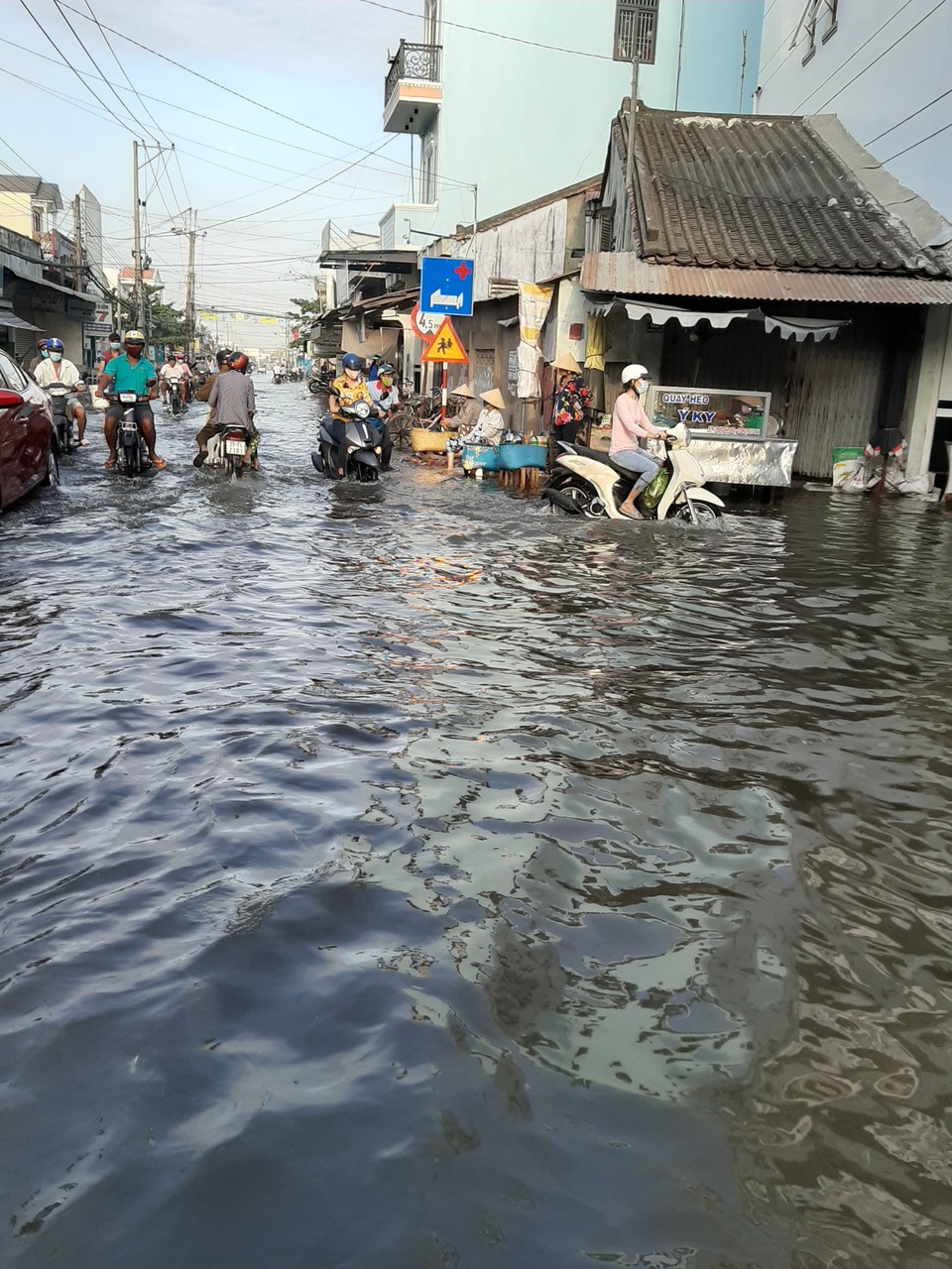 Triều cường “bủa vây” khiến một thị trấn ngập nặng ở Sóc Trăng! - 10 Triều cường “bủa vây” khiến một thị trấn ngập nặng ở Sóc Trăng! - 10