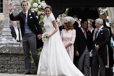 Cận cảnh váy cưới xa hoa của em gái công nương Kate Middleton