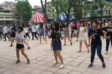 Hơn 400 học sinh THPT Yên Hoà cùng nhảy flashmob