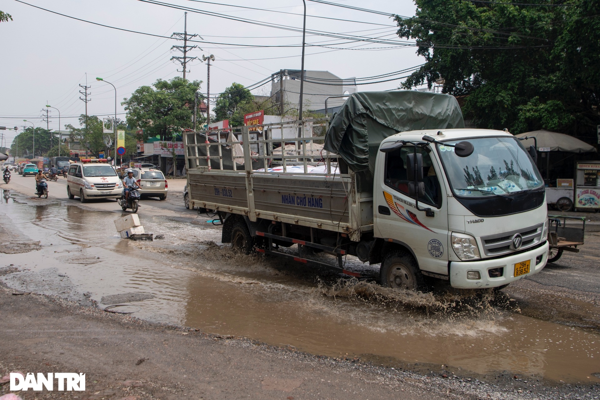 Hà Nội: Người dân khốn khổ khi lưu thông trên quốc lộ 6 chằng chịt ổ gà - 10 Hà Nội: Người dân khốn khổ khi lưu thông trên quốc lộ 6 chằng chịt ổ gà - 10