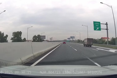 Tài xế hốt hoảng đánh lái gấp khi xe trước đột ngột dừng trên cao tốc