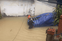 Nước lũ bủa vây, người Thái Nguyên lấy bạt bọc ô tô, trắng đêm sơ tán