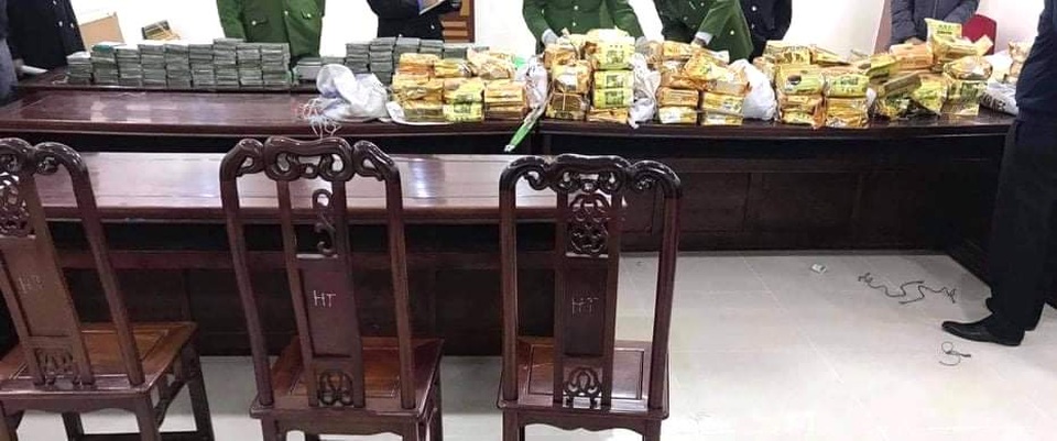 Bắt 4 đối tượng dùng ô tô chở 150 bánh chất bột màu trắng nghi heroin - 1 Bắt 4 đối tượng dùng ô tô chở 150 bánh chất bột màu trắng nghi heroin - 1