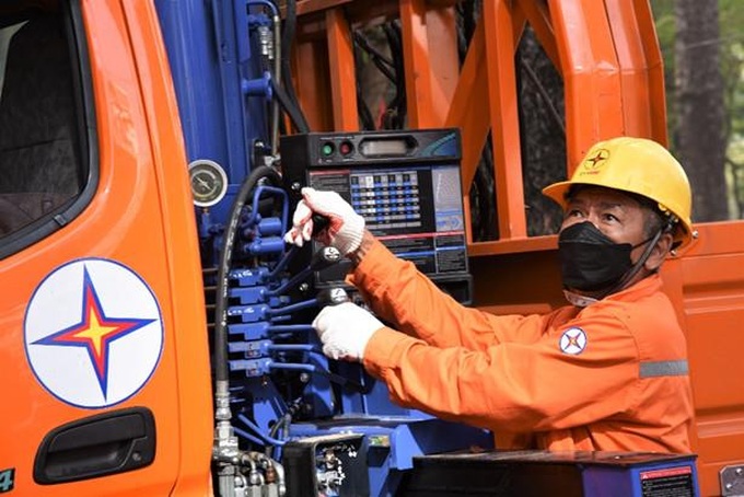 Công nhân ngành điện kiểm tra hệ thống điện chuẩn bị tốt cho kỳ thi tốt nghiệp THPT