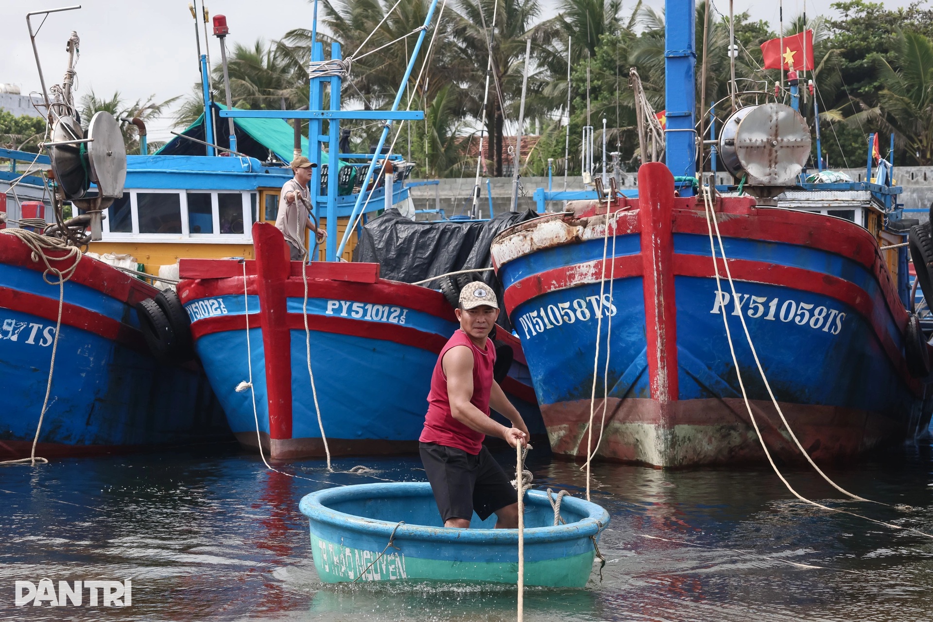 Ngư dân Đắk Lắk chạy đua ứng phó bão Kalmaegi - 4 Ngư dân Đắk Lắk chạy đua ứng phó bão Kalmaegi - 4