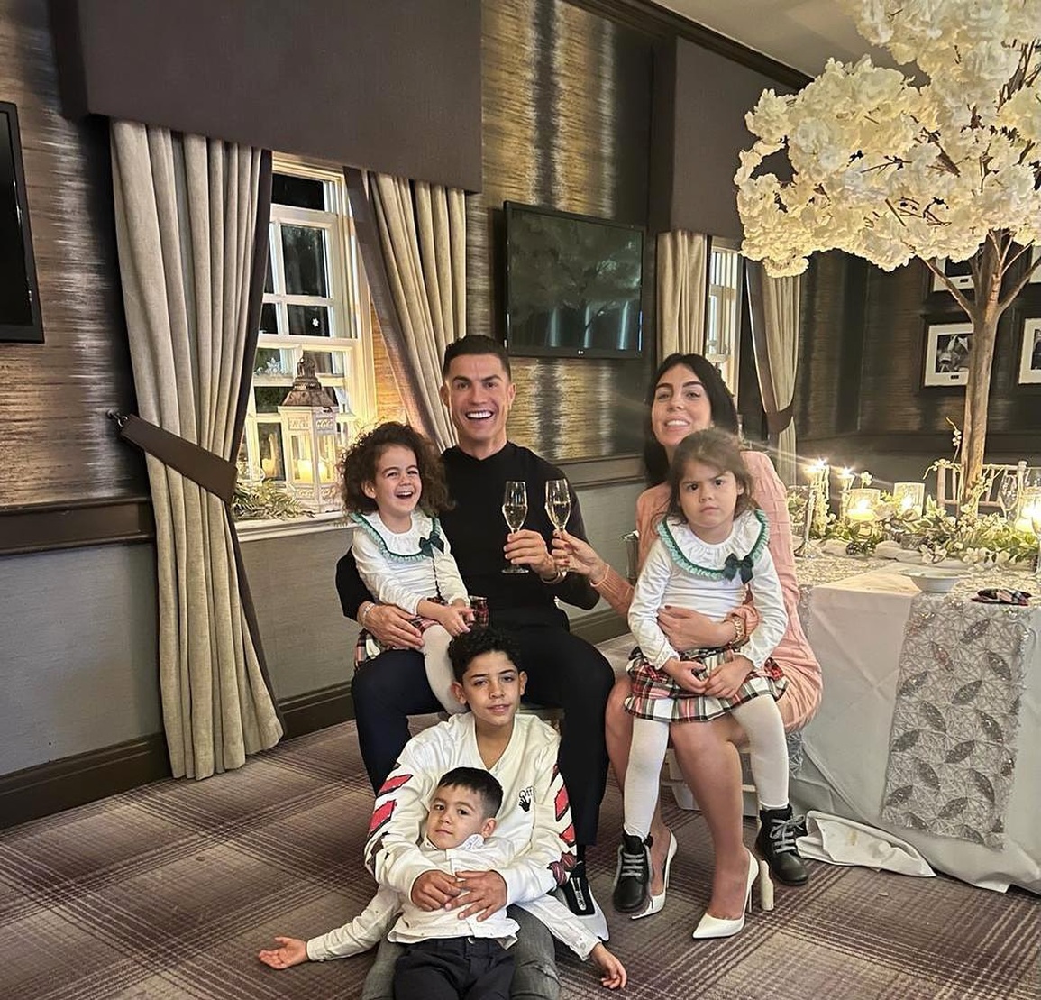 Bạn gái Ronaldo là triệu phú tự thân, không tiêu một xu của bạn trai - 3 Bạn gái Ronaldo là triệu phú tự thân, không tiêu một xu của bạn trai - 3