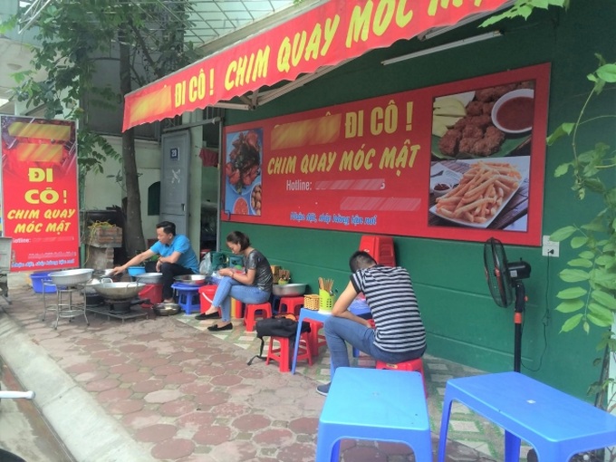 Dàn hotboy 6 múi ngực trần bưng bê đồ phục vụ thực khách bị cho nghỉ việc - Ảnh 2. Dàn hotboy 6 múi ngực trần bưng bê đồ phục vụ thực khách bị cho nghỉ việc - Ảnh 2.