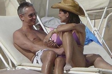 Gary Lineker tắm biển cùng người đẹp