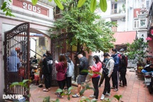 Thực khách xếp hàng san sát chờ mua bánh rán 30 năm tuổi ở Hà Nội