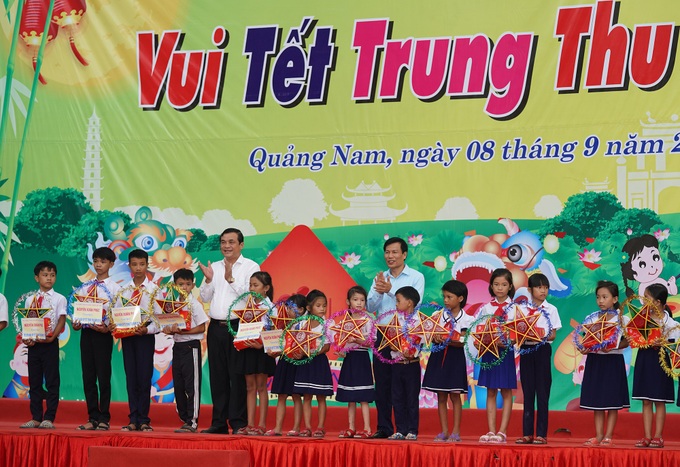 Thủ tướng tặng quà Trung thu cho trẻ em nghèo - Ảnh 6.