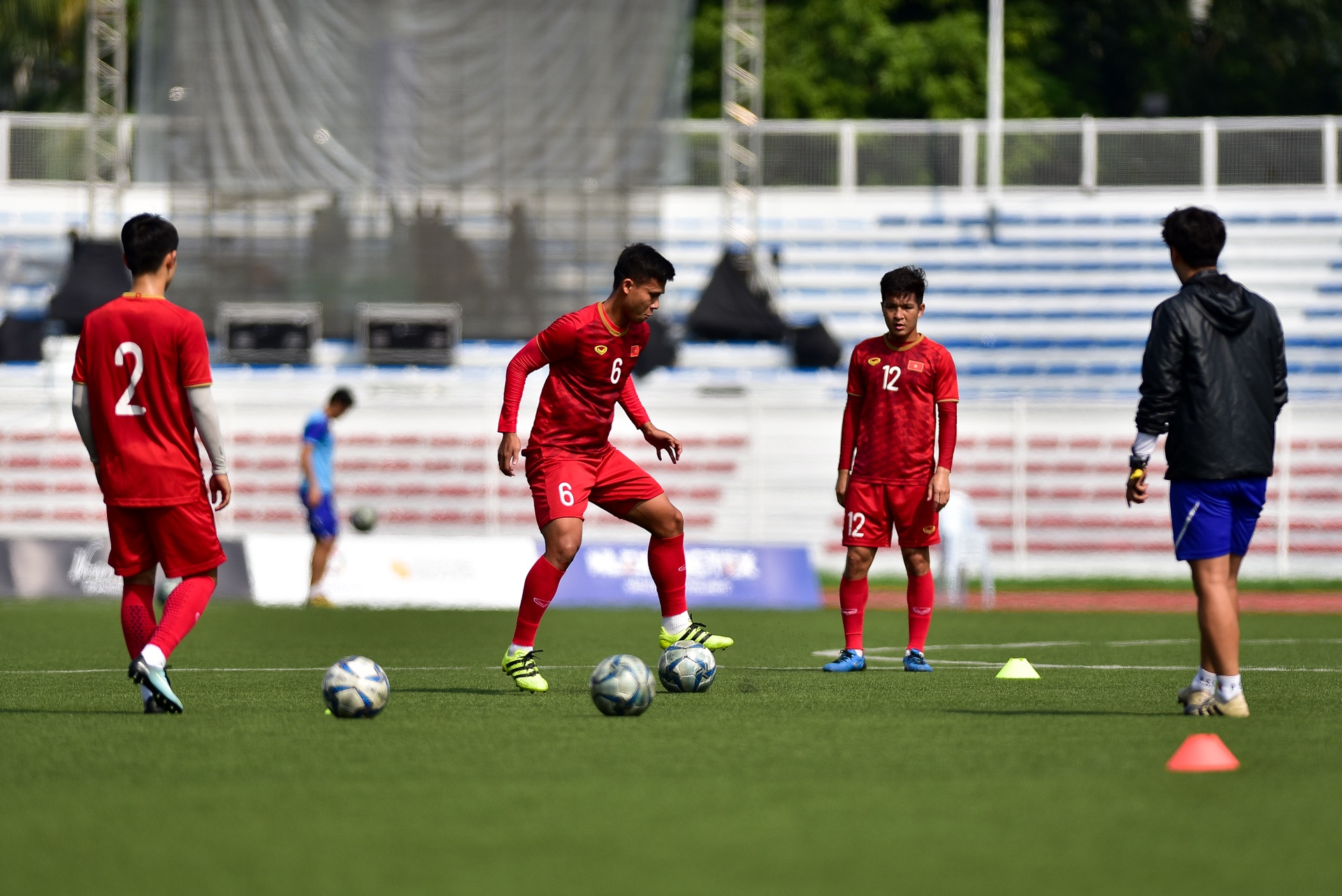 Quang Hải vẫn ra sân tập, HLV Park Hang Seo dặn dò riêng Thanh Thịnh - 18