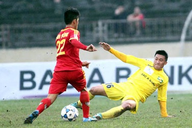 “Treo còi” trọng tài bỏ sót thẻ trong vụ bỏ bóng đá người của Đình Đồng