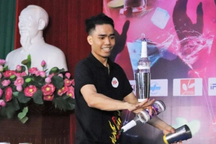 Bartender thể hiện kỹ năng nghề, vừa "nhảy múa" vừa pha chế