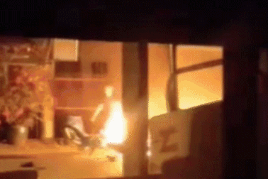 Không đánh được bạn nhậu, đốt luôn 2 xe máy của đối thủ