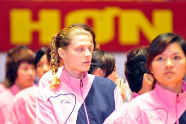 Đội bóng giải thể, VĐV bóng chuyền bị đẩy ra ngoài đường