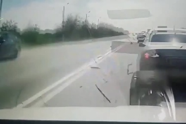 Hy hữu tình huống lốp xe "lạc chủ" gây tai nạn cho phương tiện khác