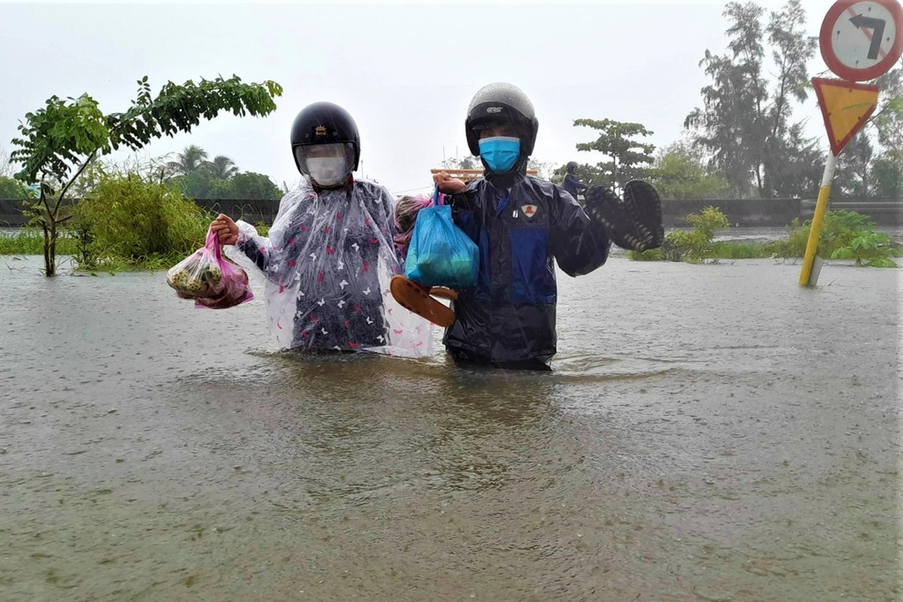 Mưa như trút, lũ dâng mênh mông, dân lội nước ngập ngang lưng về nhà - 3 Mưa như trút, lũ dâng mênh mông, dân lội nước ngập ngang lưng về nhà - 3