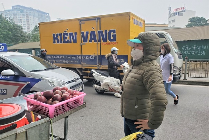 Tìm đến nơi đông đúc nghìn người, đứng vỉa hè bán dạo khẩu trang trong đợt dịch Corona - Ảnh 2. Tìm đến nơi đông đúc nghìn người, đứng vỉa hè bán dạo khẩu trang trong đợt dịch Corona - Ảnh 2.