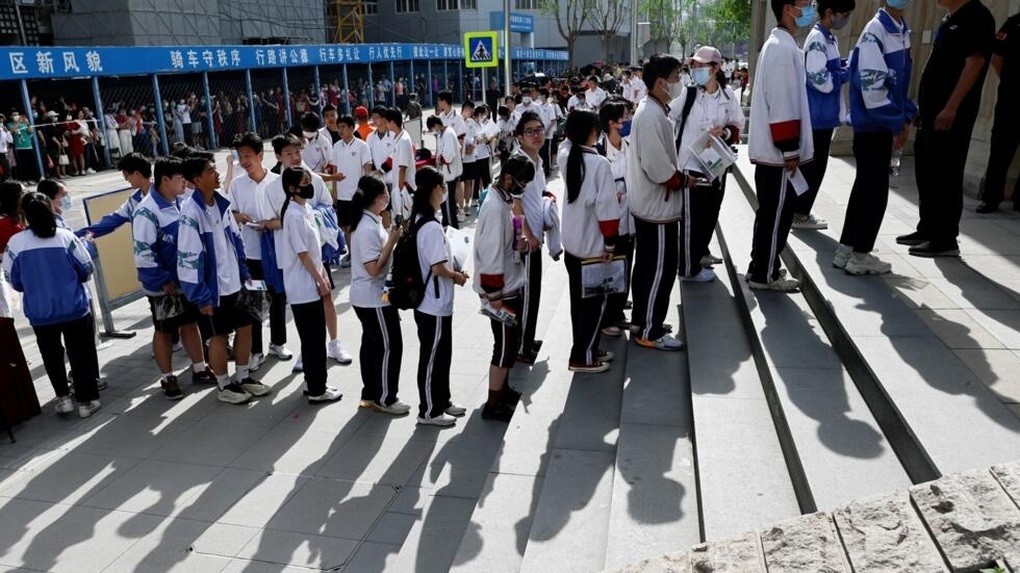 Triệu phú tự thân Trung Quốc 56 tuổi đi thi đại học lần thứ 27 - 2 Triệu phú tự thân Trung Quốc 56 tuổi đi thi đại học lần thứ 27 - 2