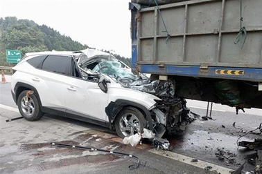 Ô tô con nát bét đầu sau cú đâm xe tải